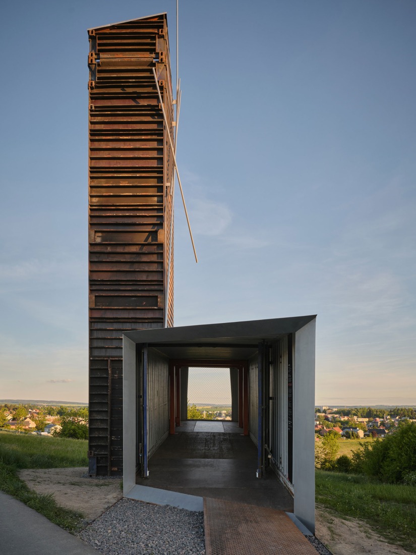 Mirador sobre Litomyšl por Atelier-r. Fotografía por BoysPlayNice. Mirador sobre Litomyšl por Atelier-r. Fotografía por BoysPlayNice.
