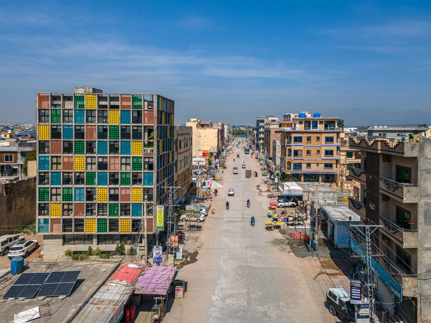 Located on the side of a busy road, the site was chosen for its ease of access using public transportation. The client wanted to ensure that all students coming to the school would be able to come by their own means. Aga Khan Trust for Culture / Usman Saqib Zuberi. Located on the side of a busy road, the site was chosen for its ease of access using public transportation. The client wanted to ensure that all students coming to the school would be able to come by their own means. Aga Khan Trust for Culture / Usman Saqib Zuberi.