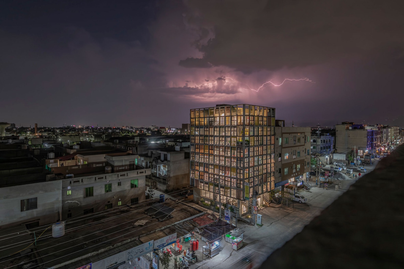 The building is located in Ghauri Town, an area of Islamabad whose vibrant tapestry of informal architecture and eclectic land uses creates a dynamic environment. Aga Khan Trust for Culture / Usman Saqib Zuberi. The building is located in Ghauri Town, an area of Islamabad whose vibrant tapestry of informal architecture and eclectic land uses creates a dynamic environment. Aga Khan Trust for Culture / Usman Saqib Zuberi.