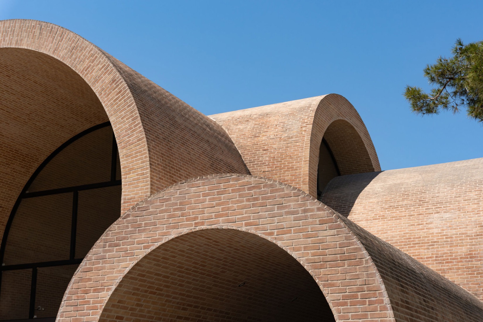 The architects created the barrel-vaulted enclosures using mesh structures clad in handmade bricks. Aga Khan Trust for Culture / Deed Studio. The architects created the barrel-vaulted enclosures using mesh structures clad in handmade bricks. Aga Khan Trust for Culture / Deed Studio.