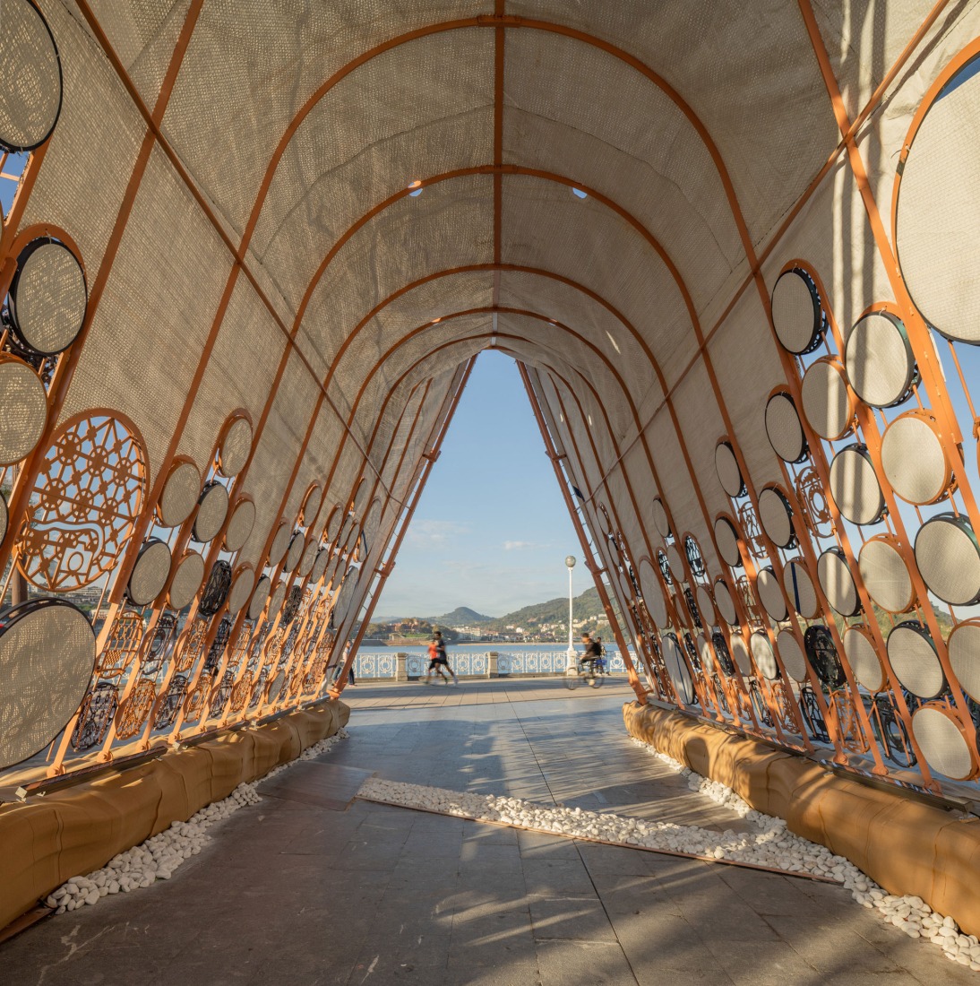 Levedad y denuncia: el bordado como utopía en femenino por Izaskun Chinchilla Architects. Fotografía por Erlantz Biderbost. Levedad y denuncia: el bordado como utopía en femenino por Izaskun Chinchilla Architects. Fotografía por Erlantz Biderbost.