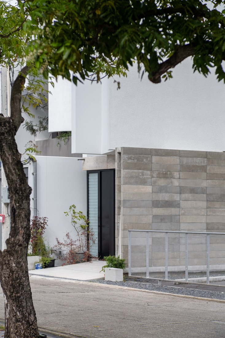 Casa AA por PHTAA. Fotografía por Kukkong. Casa AA por PHTAA. Fotografía por Kukkong.