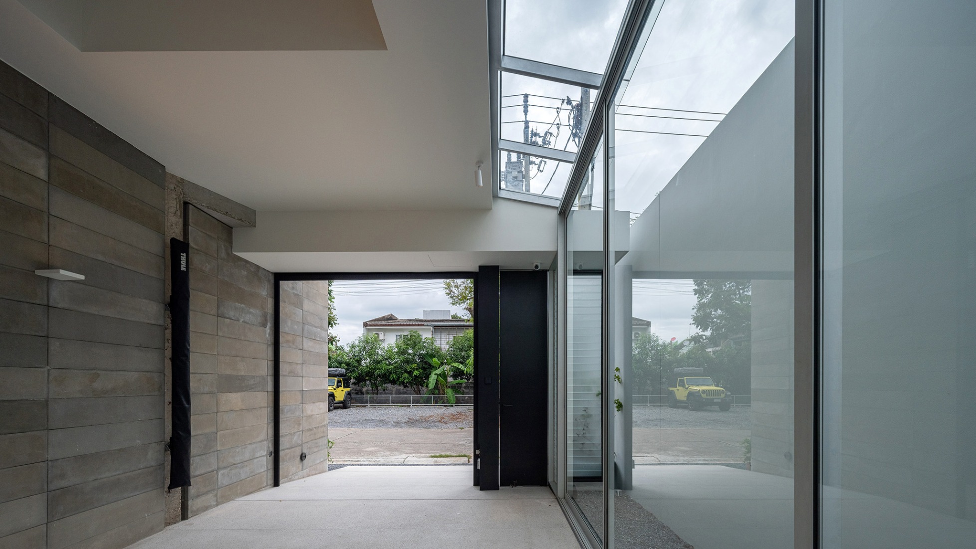 Casa AA por PHTAA. Fotografía por Kukkong. Casa AA por PHTAA. Fotografía por Kukkong.