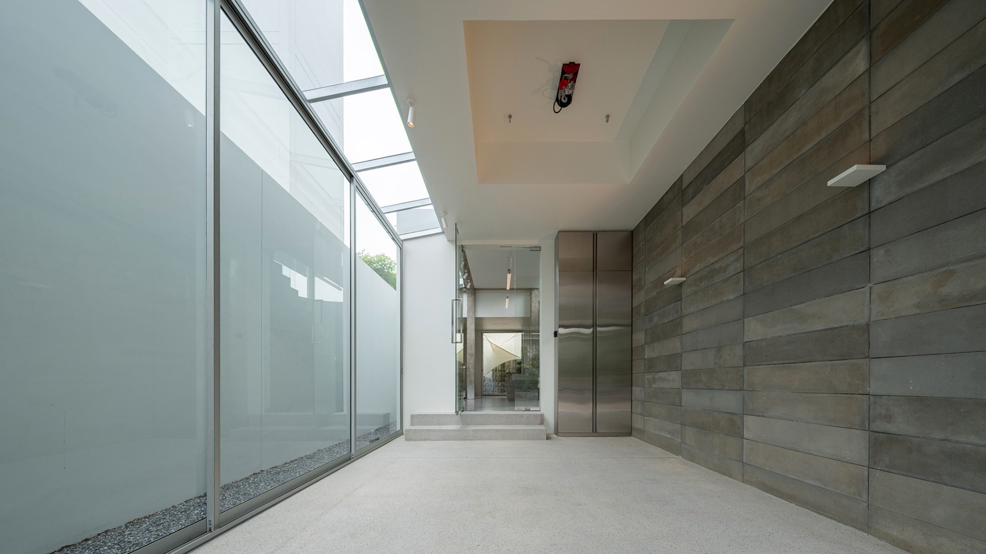 Casa AA por PHTAA. Fotografía por Kukkong. Casa AA por PHTAA. Fotografía por Kukkong.