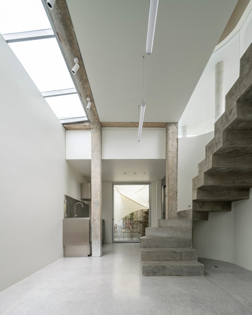 Casa AA por PHTAA. Fotografía por Kukkong. Casa AA por PHTAA. Fotografía por Kukkong.