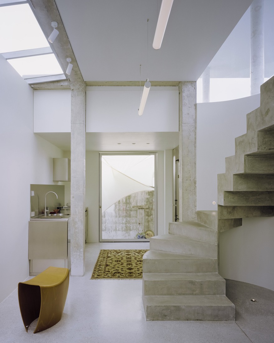 Casa AA por PHTAA. Fotografía por Santana Petchsuk. Casa AA por PHTAA. Fotografía por Santana Petchsuk.