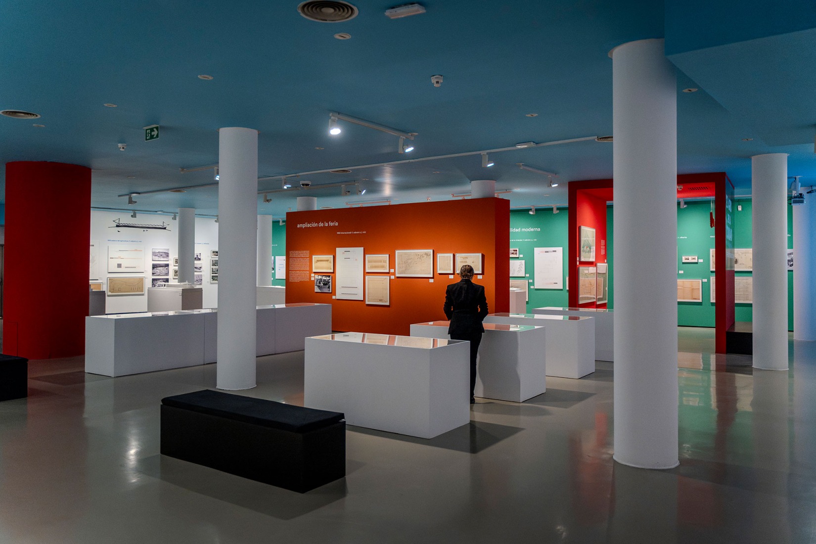 Exhibition hall view of the Country Fairs. Landscapes and modern architecture at the Casa de Campo. Photograph by Julio César González.