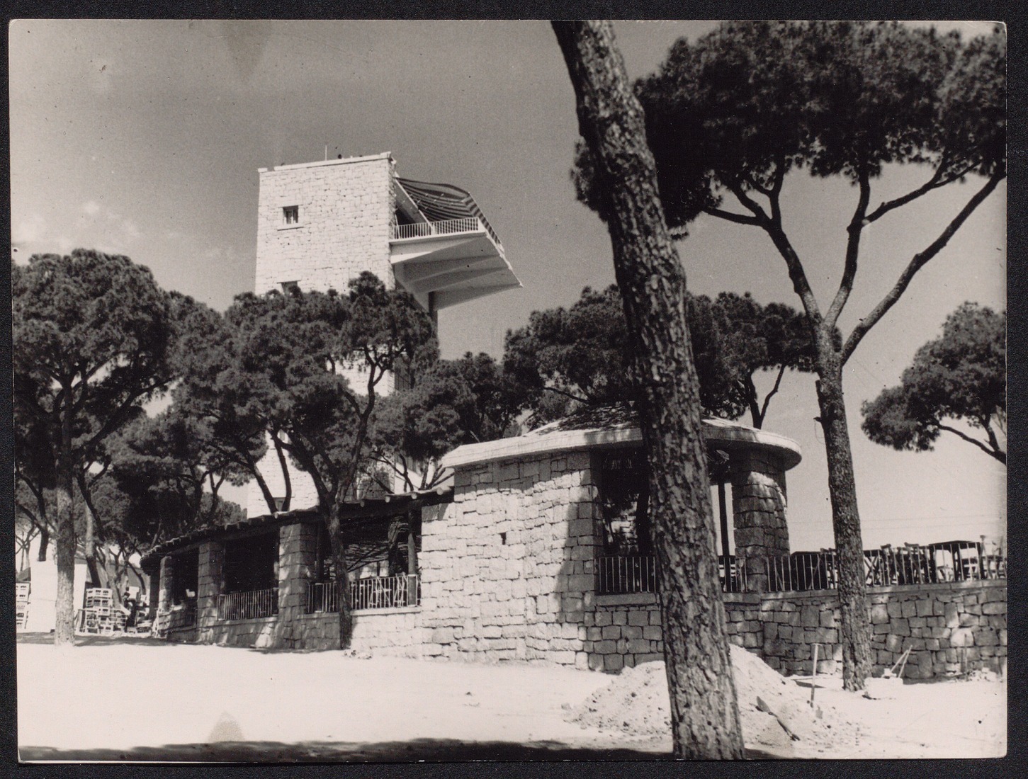Restaurant tower of the first National Country Fair, terrace and stands, ca. 1950. Architects Francisco de Asís Cabrero and Jaime Ruiz. Photograph by unknown author. Library of the E.T.S. of Architecture.