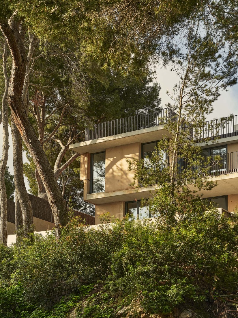 Casa en Cala Tamarit por Raúl Sánchez. Fotografía por David Zarzoso.  Casa en Cala Tamarit por Raúl Sánchez. Fotografía por David Zarzoso.