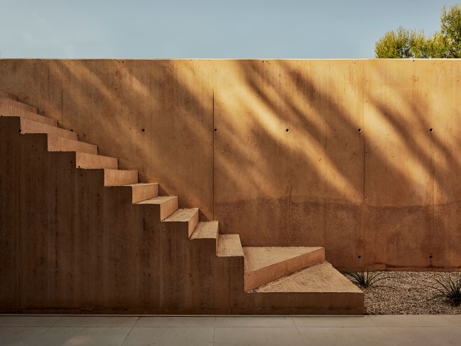 Casa en Cala Tamarit por Raúl Sánchez. Fotografía por David Zarzoso.  Casa en Cala Tamarit por Raúl Sánchez. Fotografía por David Zarzoso.