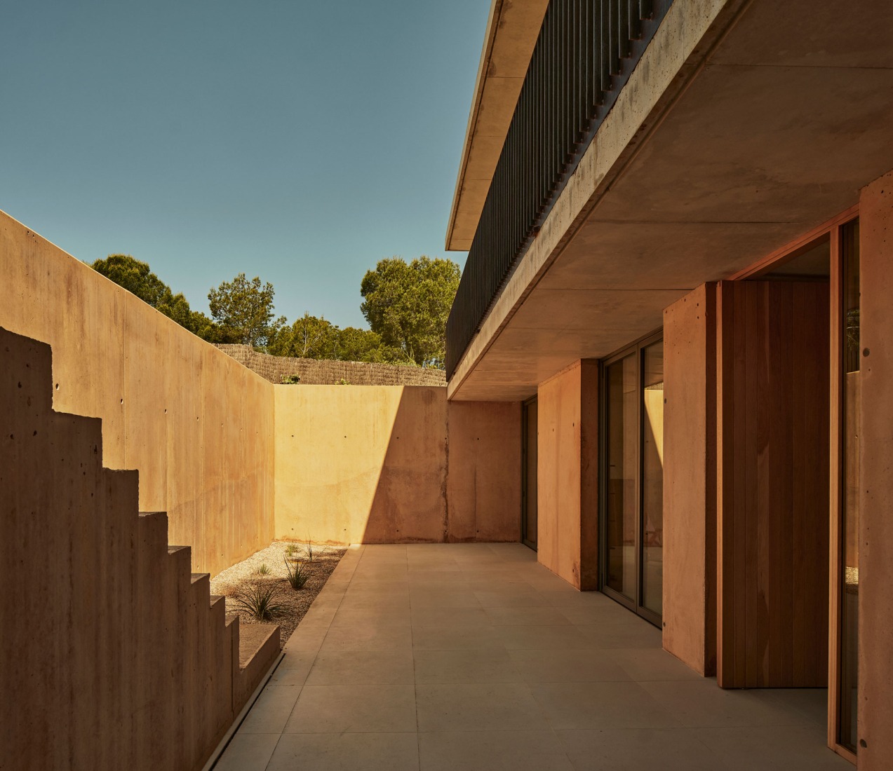 Casa en Cala Tamarit por Raúl Sánchez. Fotografía por David Zarzoso. Casa en Cala Tamarit por Raúl Sánchez. Fotografía por David Zarzoso.
