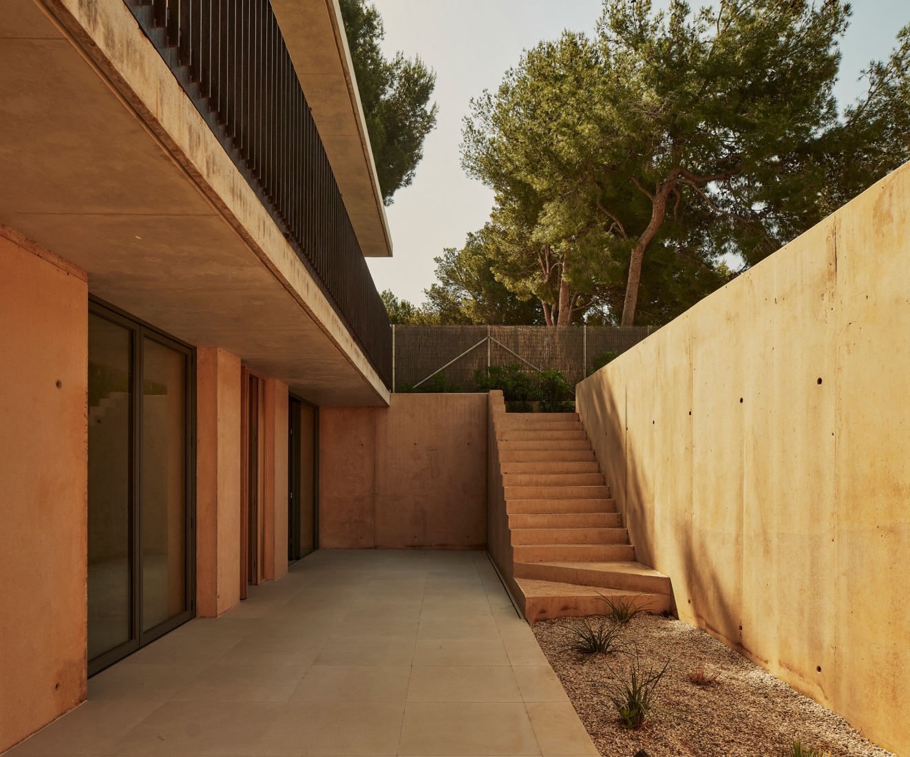 Casa en Cala Tamarit por Raúl Sánchez. Fotografía por David Zarzoso. Casa en Cala Tamarit por Raúl Sánchez. Fotografía por David Zarzoso.