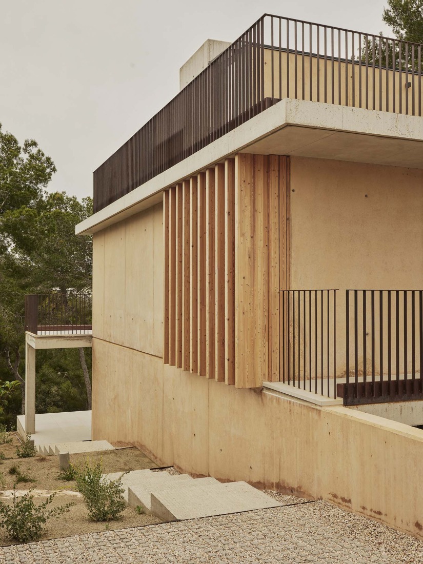 Casa en Cala Tamarit por Raúl Sánchez. Fotografía por David Zarzoso. Casa en Cala Tamarit por Raúl Sánchez. Fotografía por David Zarzoso.