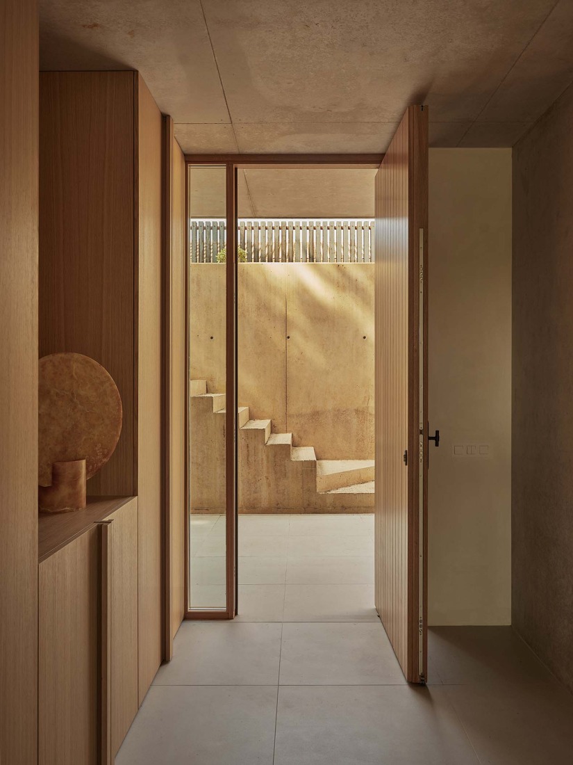 Casa en Cala Tamarit por Raúl Sánchez. Fotografía por David Zarzoso. Casa en Cala Tamarit por Raúl Sánchez. Fotografía por David Zarzoso.