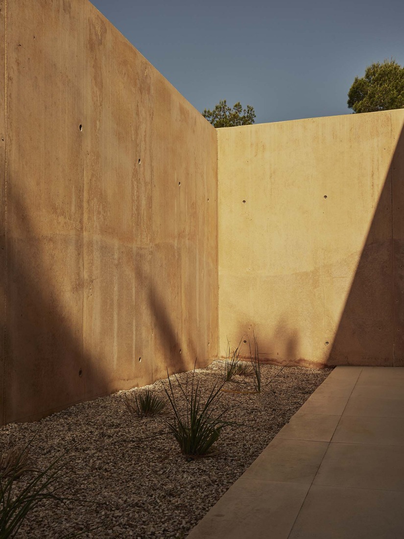 Casa en Cala Tamarit por Raúl Sánchez. Fotografía por David Zarzoso. Casa en Cala Tamarit por Raúl Sánchez. Fotografía por David Zarzoso.