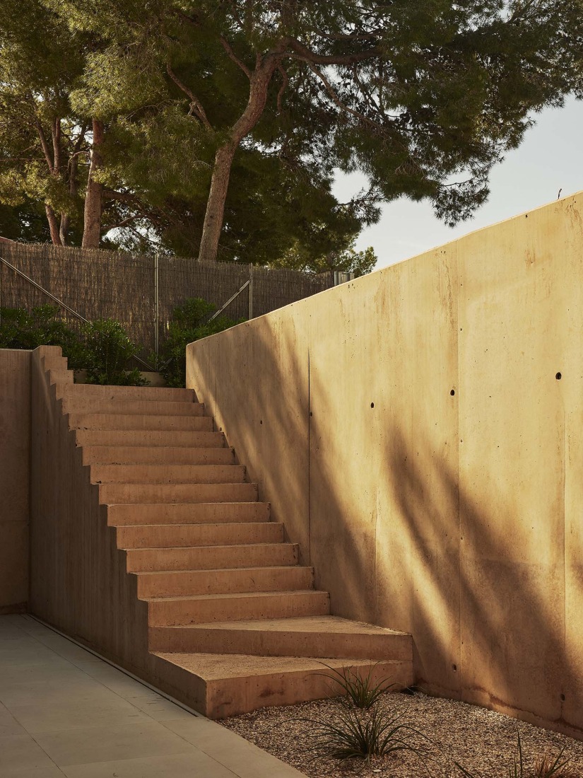 Casa en Cala Tamarit por Raúl Sánchez. Fotografía por David Zarzoso. Casa en Cala Tamarit por Raúl Sánchez. Fotografía por David Zarzoso.