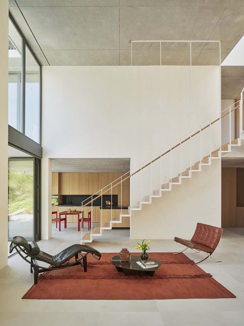 Casa en Cala Tamarit por Raúl Sánchez. Fotografía por David Zarzoso. Casa en Cala Tamarit por Raúl Sánchez. Fotografía por David Zarzoso.