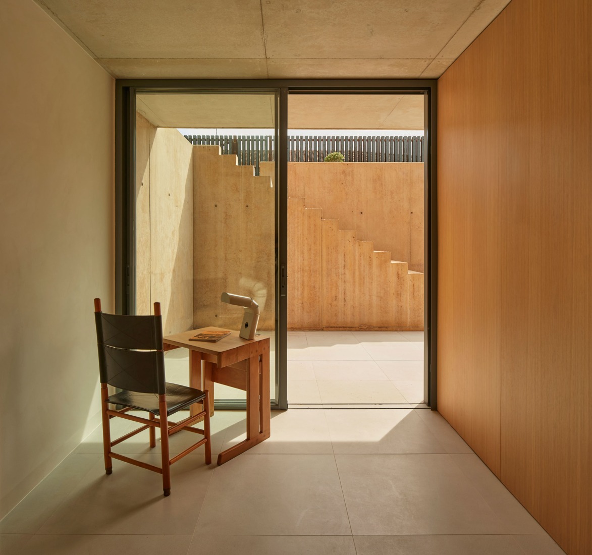 Casa en Cala Tamarit por Raúl Sánchez. Fotografía por David Zarzoso. Casa en Cala Tamarit por Raúl Sánchez. Fotografía por David Zarzoso.