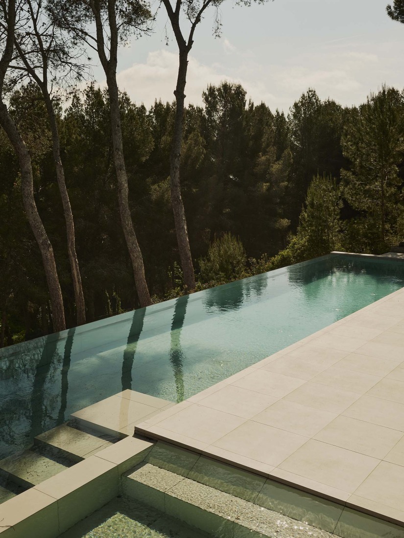 Casa en Cala Tamarit por Raúl Sánchez. Fotografía por David Zarzoso. Casa en Cala Tamarit por Raúl Sánchez. Fotografía por David Zarzoso.