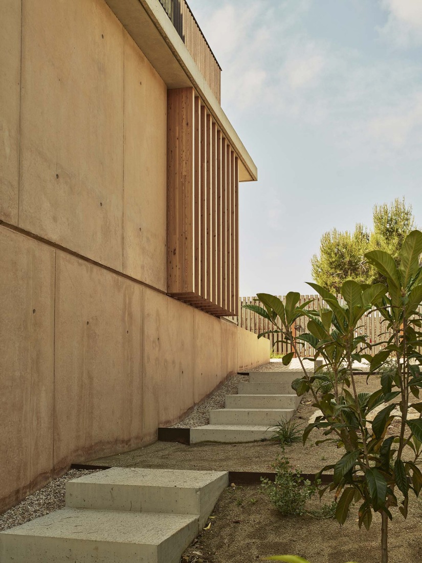 Casa en Cala Tamarit por Raúl Sánchez. Fotografía por David Zarzoso. Casa en Cala Tamarit por Raúl Sánchez. Fotografía por David Zarzoso.