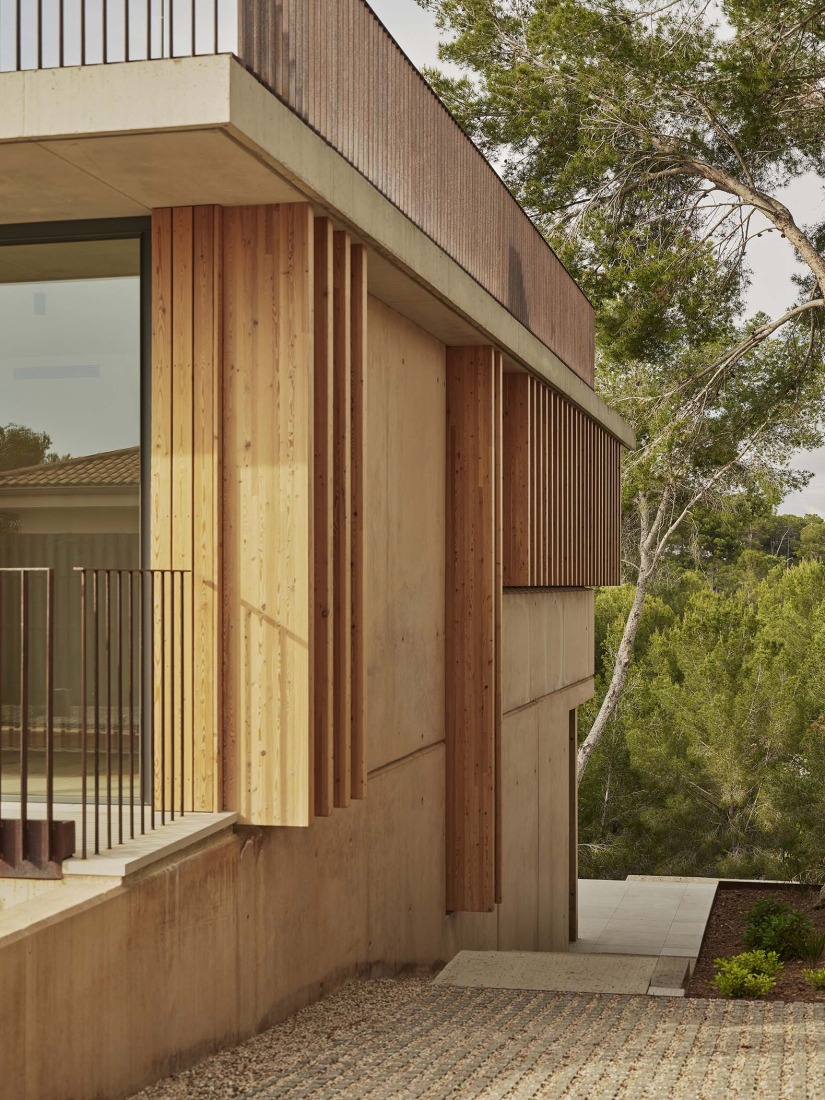 Casa en Cala Tamarit por Raúl Sánchez. Fotografía por David Zarzoso. Casa en Cala Tamarit por Raúl Sánchez. Fotografía por David Zarzoso.