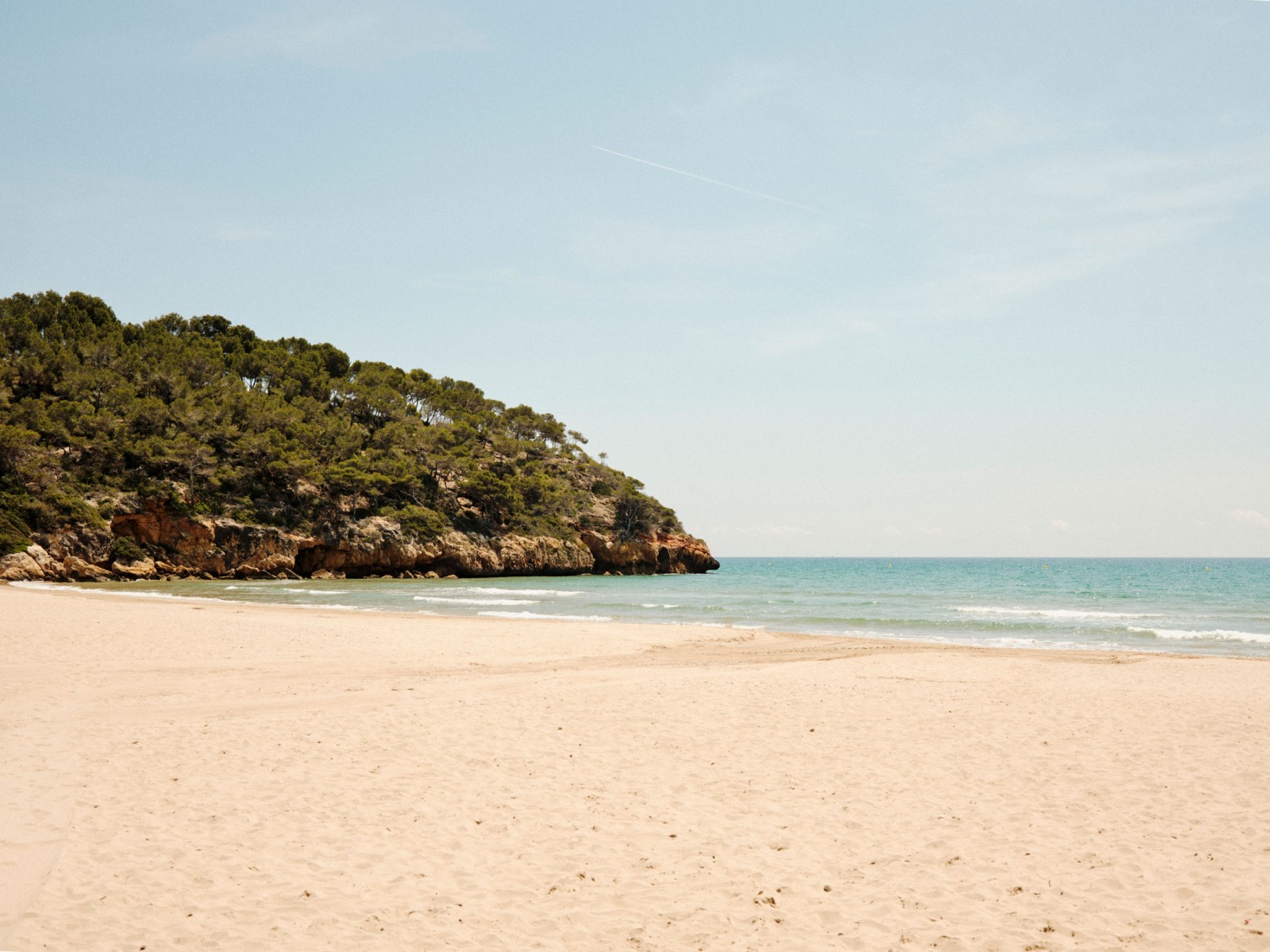 Casa en Cala Tamarit por Raúl Sánchez. Fotografía por David Zarzoso. Casa en Cala Tamarit por Raúl Sánchez. Fotografía por David Zarzoso.