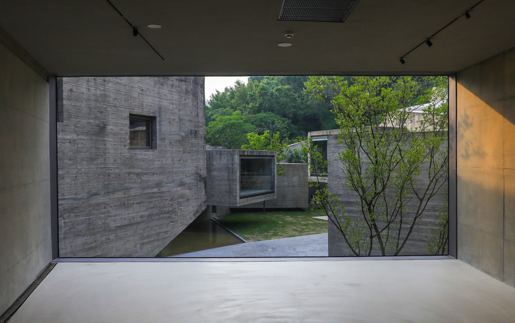 Xiao Feng Art Museum by ZAO / standardarchitecture. Photography by Shen Yang.