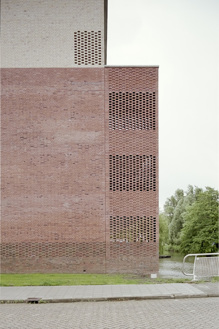 Detalle de la fachada del conjunto residencial de Heerhugowaard, Holanda. Fotografía de Aldo Amoretti, 2019. Cortesía de Mateo Arquitectura.