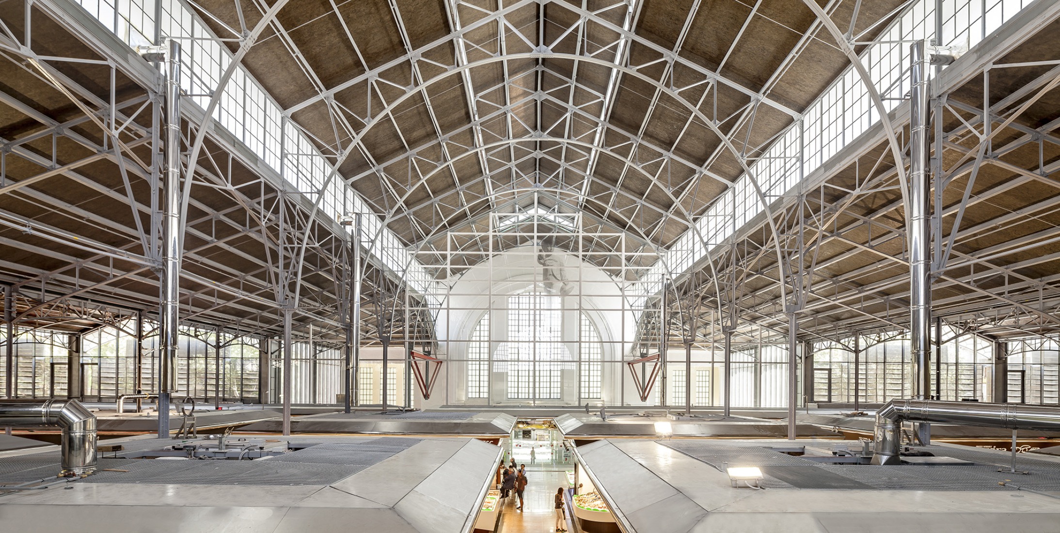 Mercado del Ninot de Barcelona, reformado por Josep Lluís Mateo. Fotografía por Adrià Goula.