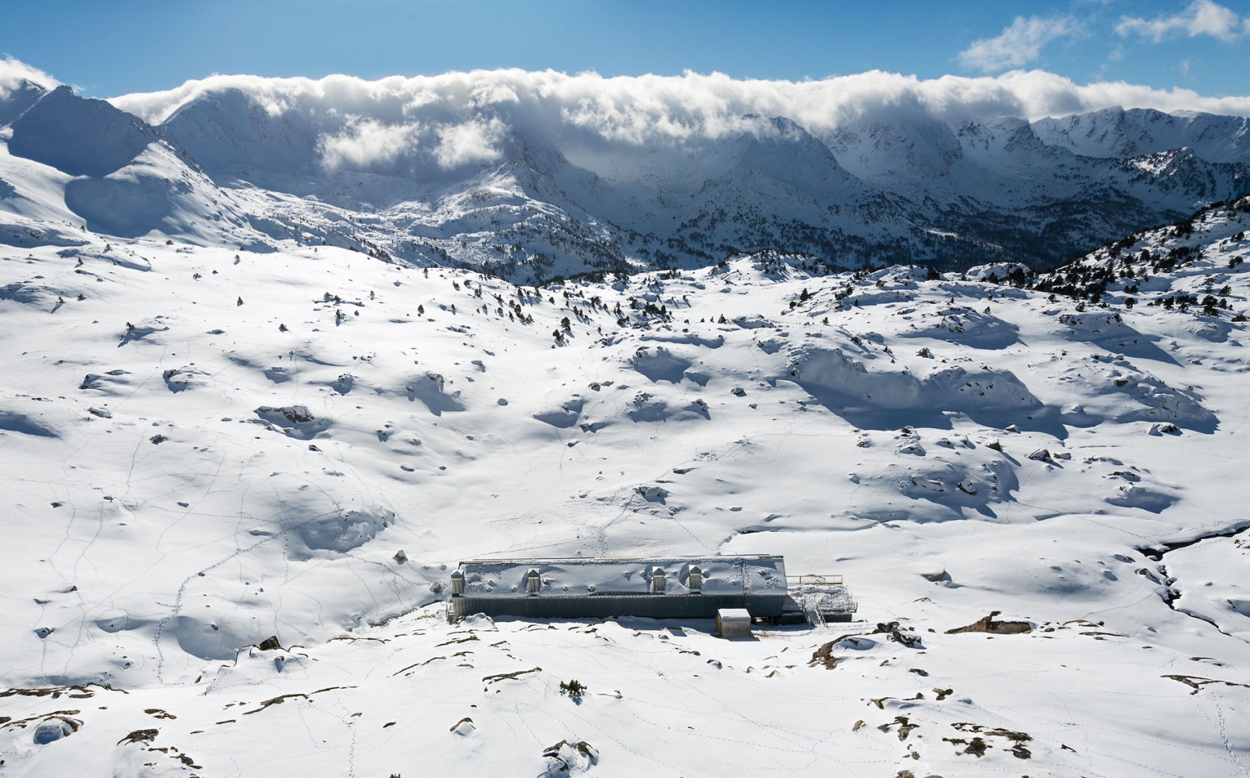 Refugio de l’Illa por Altura arquitectes. Fotografía por Pol Viladoms.