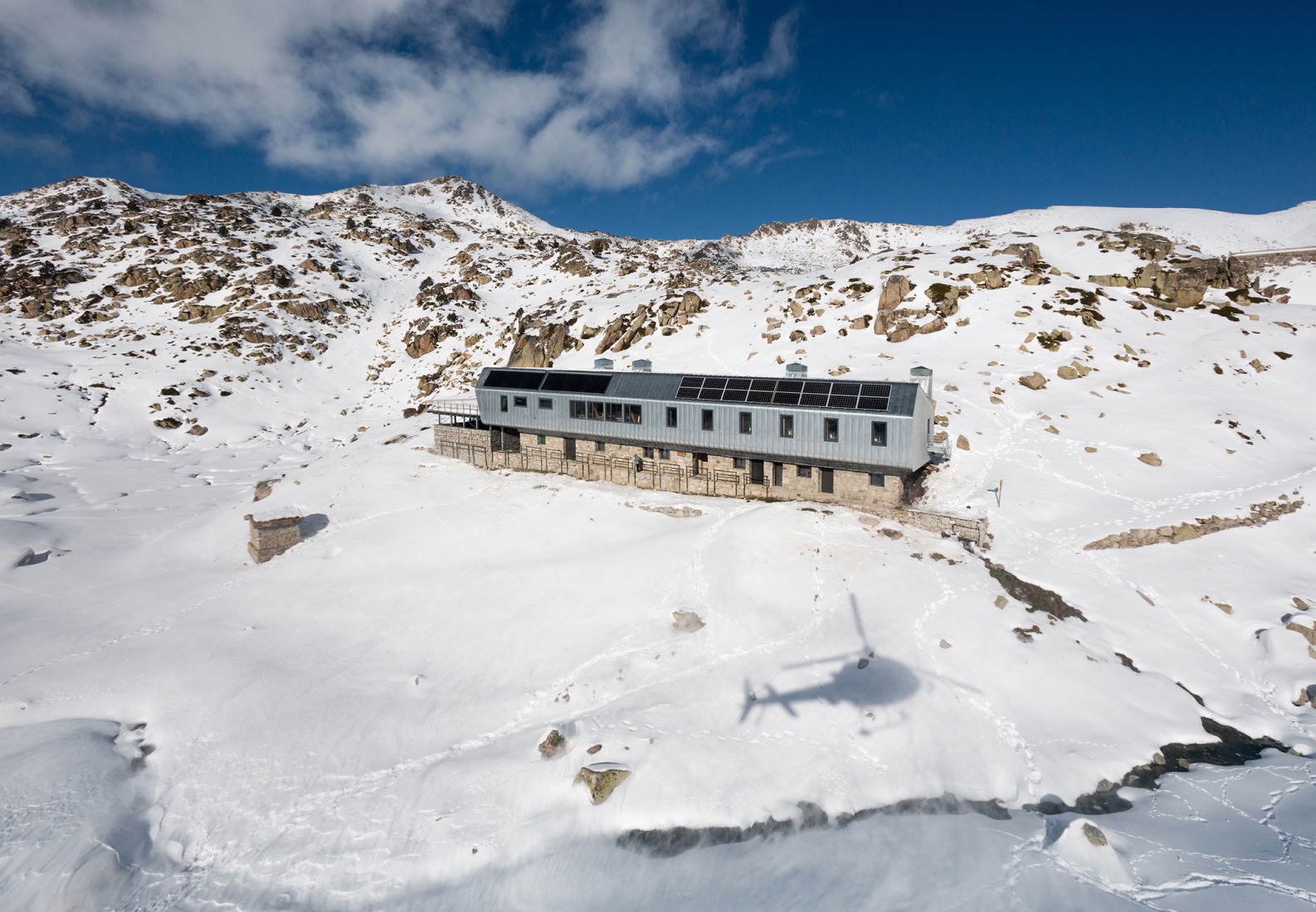 Refugio de l’Illa por Altura arquitectes. Fotografía por Pol Viladoms.