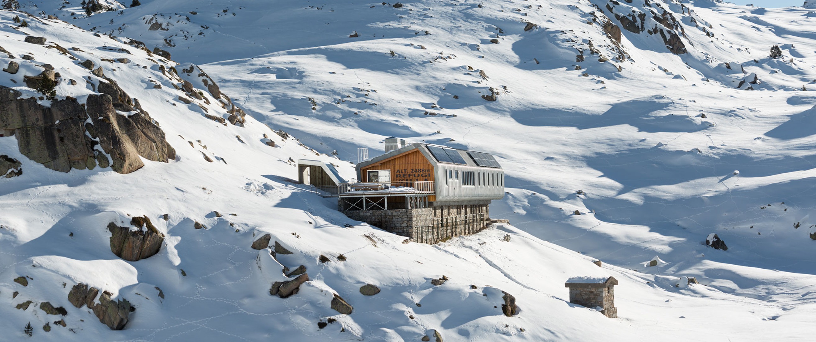 Refugio de l’Illa por Altura arquitectes. Fotografía por Pol Viladoms.