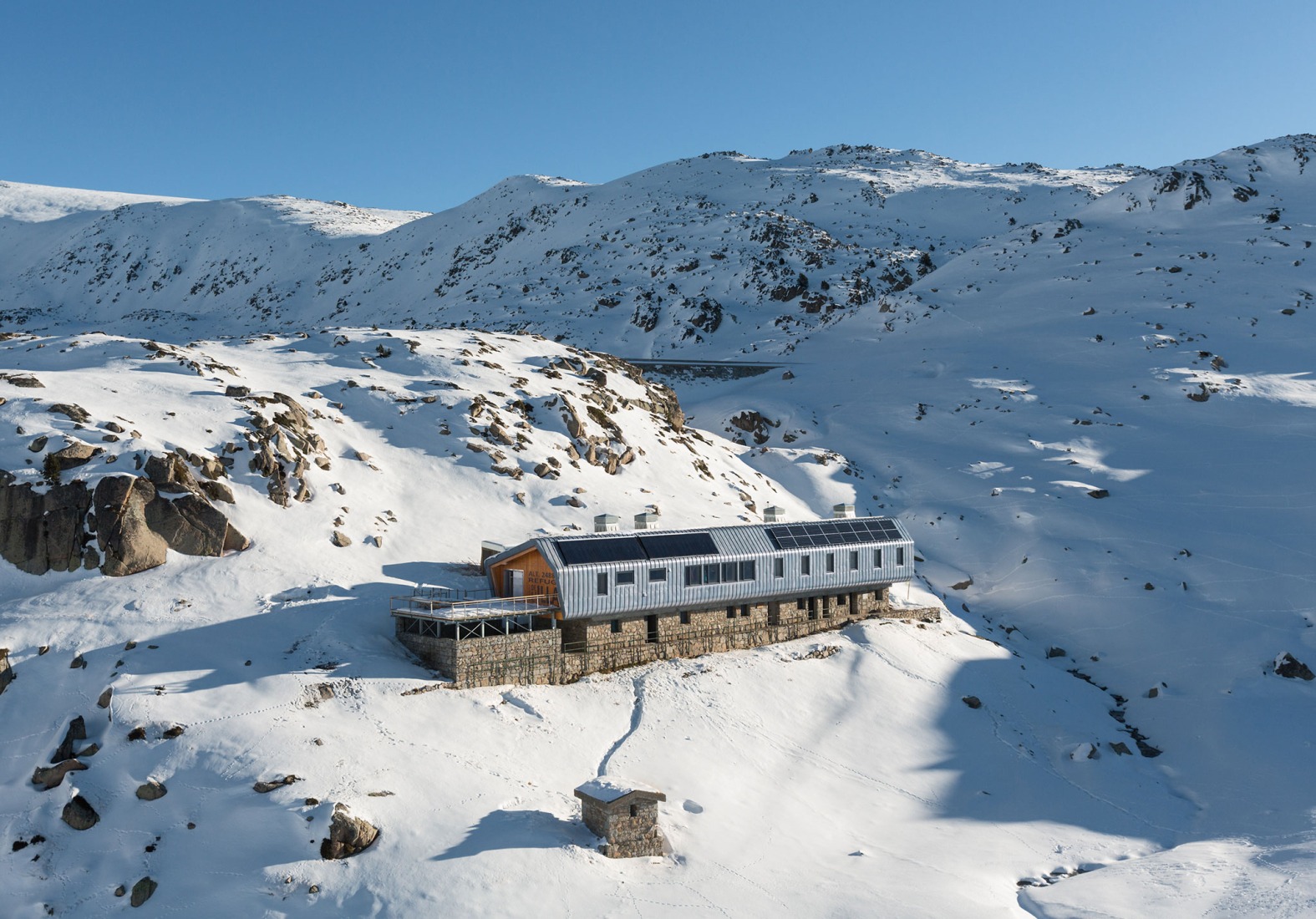 Refugio de l’Illa por Altura arquitectes. Fotografía por Pol Viladoms.