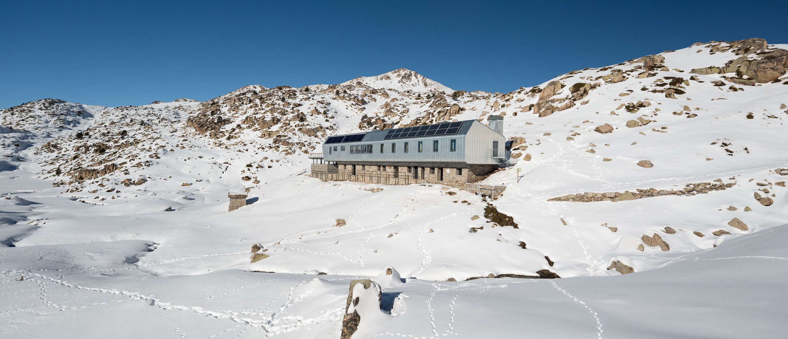 Refugio de l’Illa por Altura arquitectes. Fotografía por Pol Viladoms.