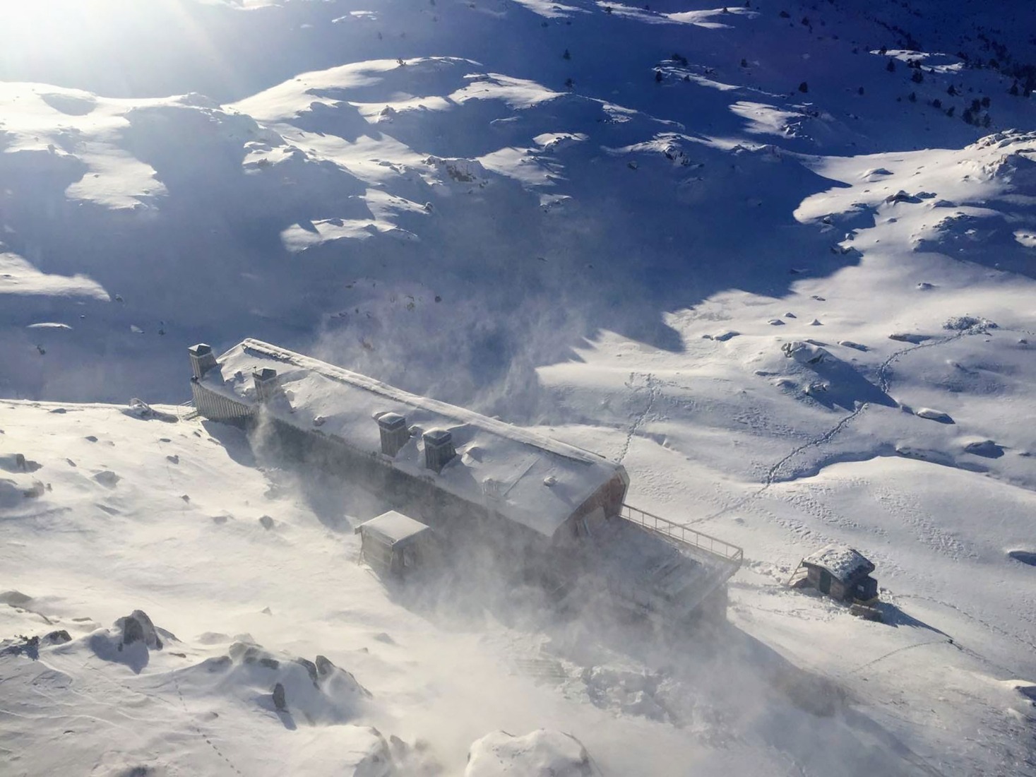 Refugio de l’Illa por Altura arquitectes. Fotografía por Pol Viladoms.