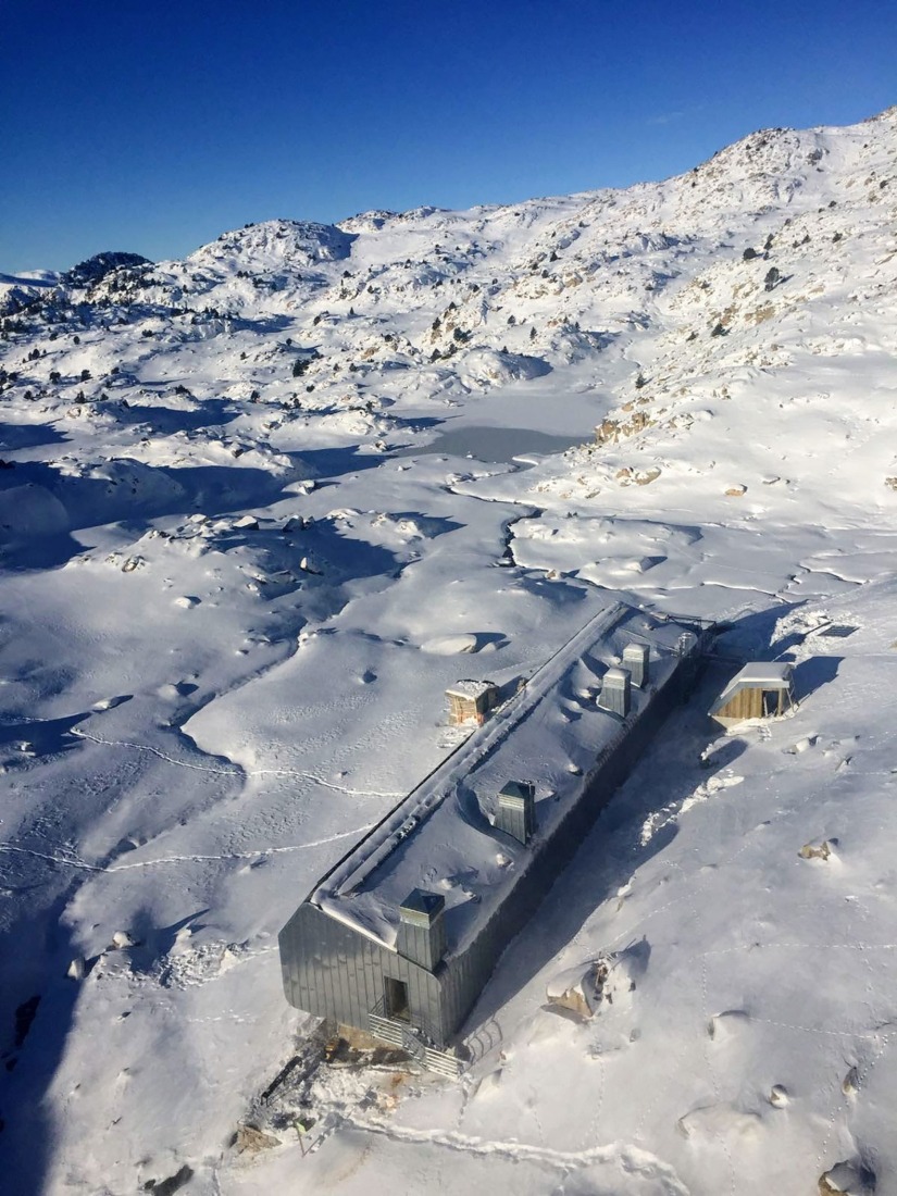 Refugio de l’Illa por Altura arquitectes. Fotografía por Pol Viladoms.