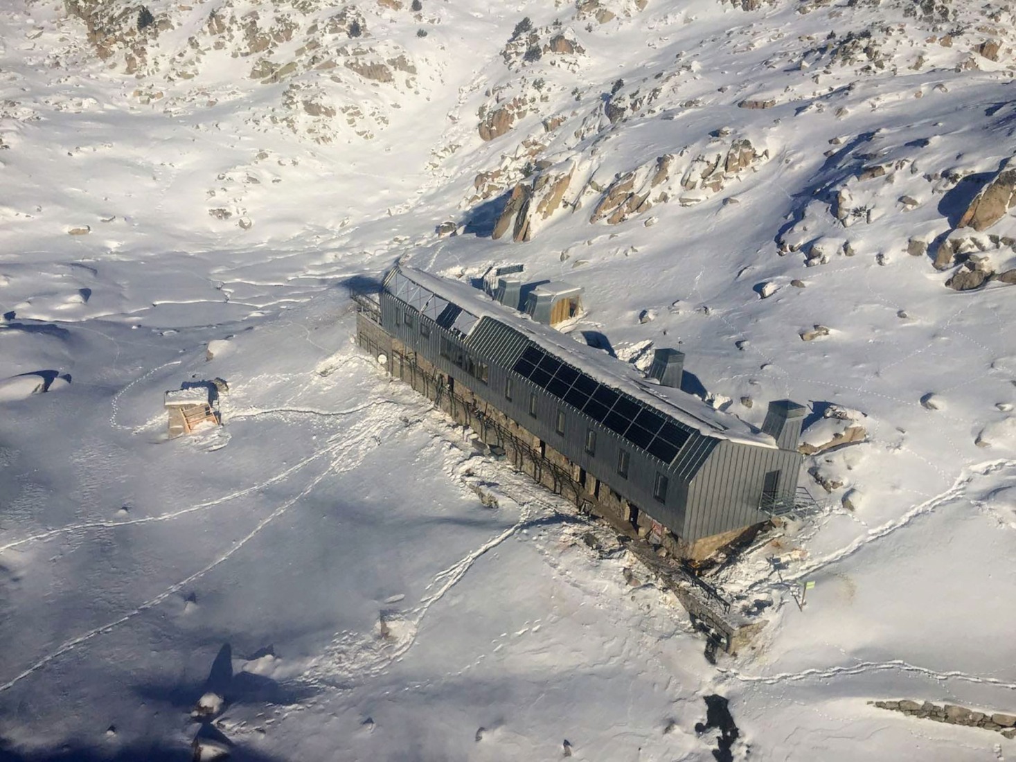 Refugio de l’Illa por Altura arquitectes. Fotografía por Pol Viladoms.