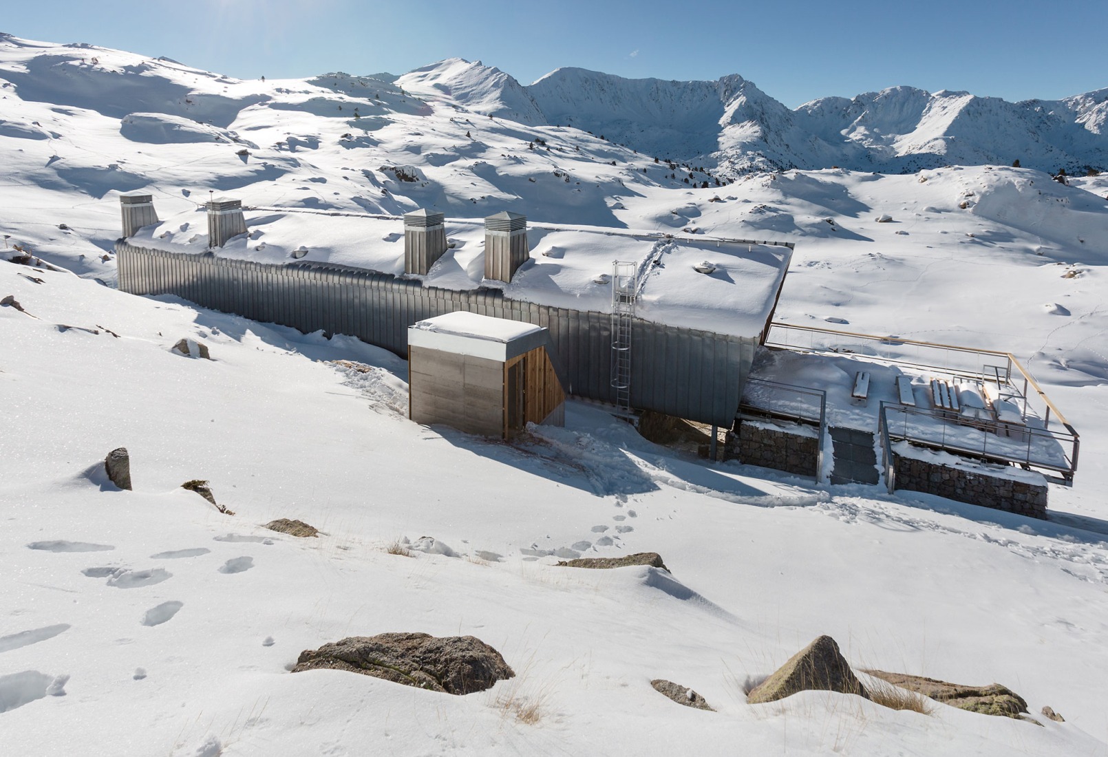 Refugio de l’Illa por Altura arquitectes. Fotografía por Pol Viladoms.