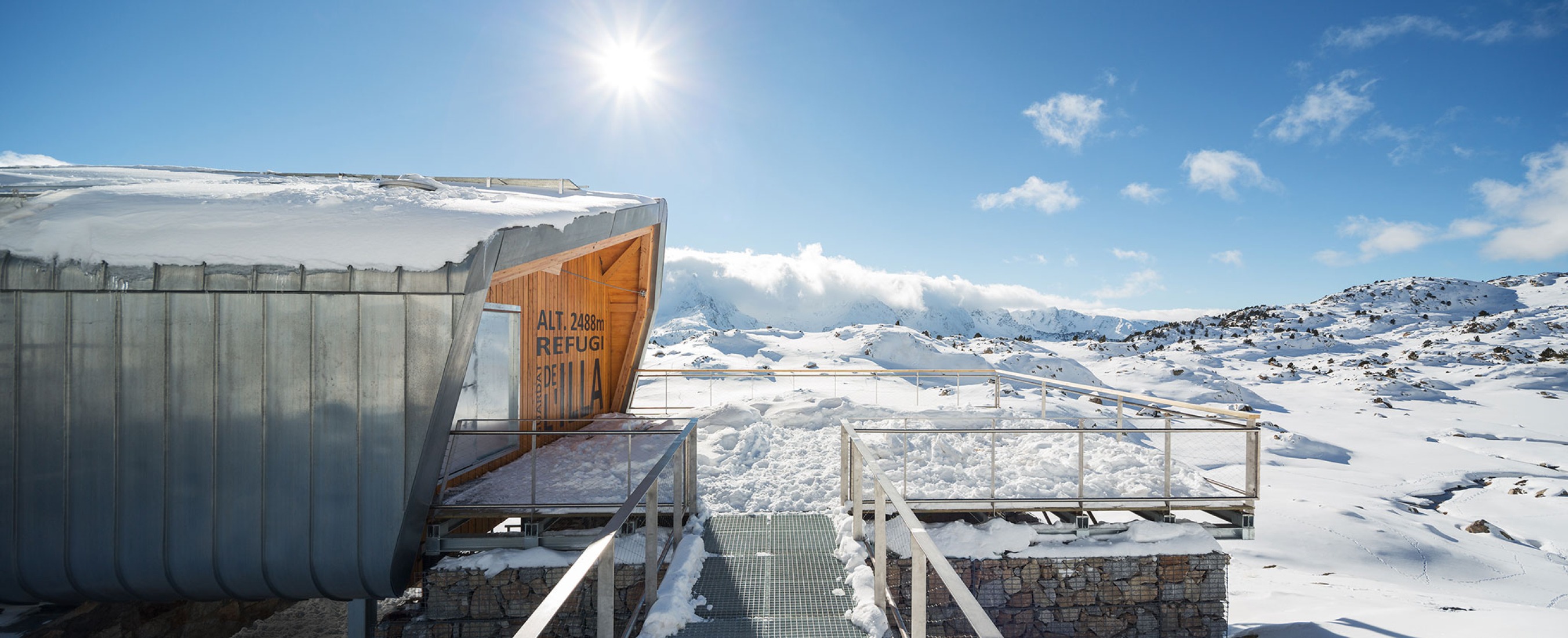 Refugio de l’Illa por Altura arquitectes. Fotografía por Pol Viladoms.