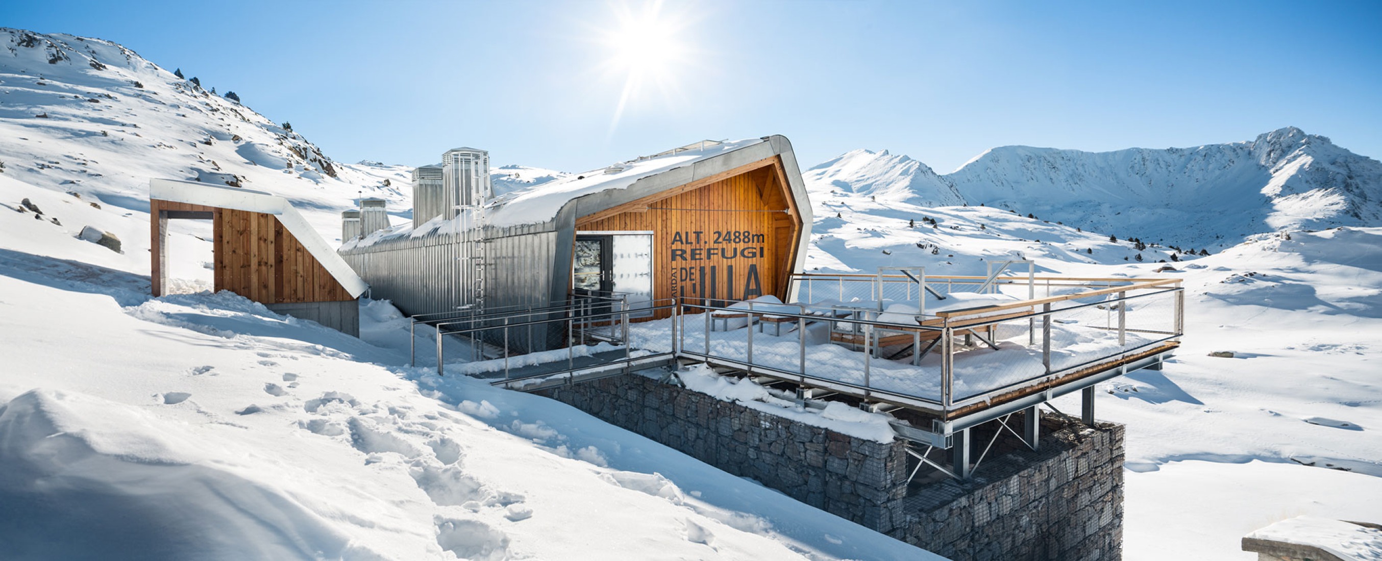 Refugio de l’Illa por Altura arquitectes. Fotografía por Pol Viladoms.