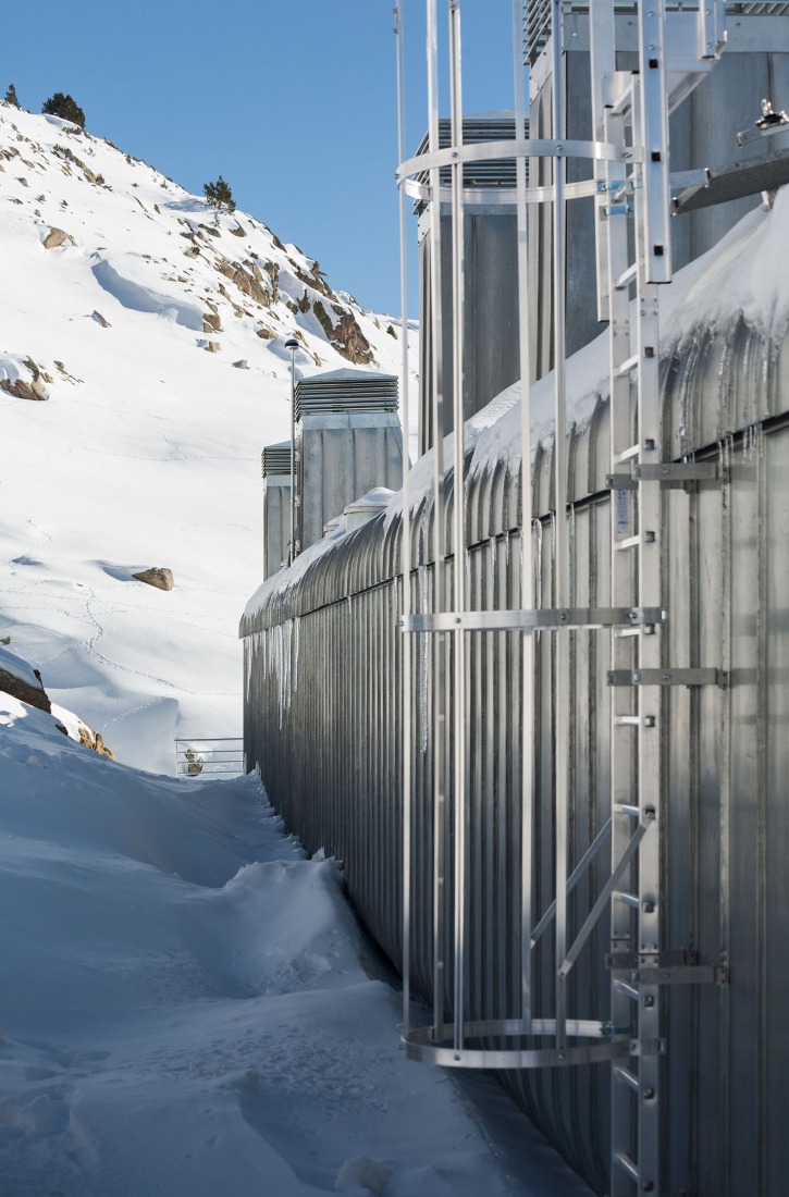 Refugio de l’Illa por Altura arquitectes. Fotografía por Pol Viladoms.