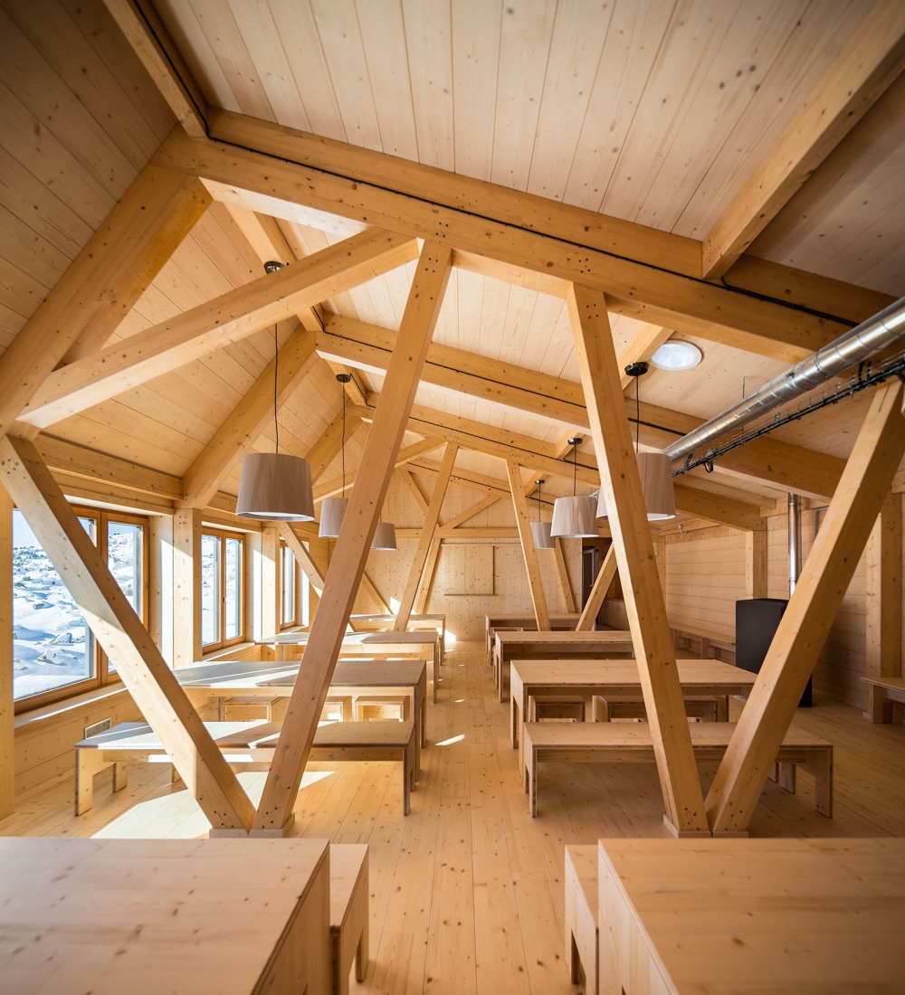 Refugio de l’Illa por Altura arquitectes. Fotografía por Pol Viladoms.