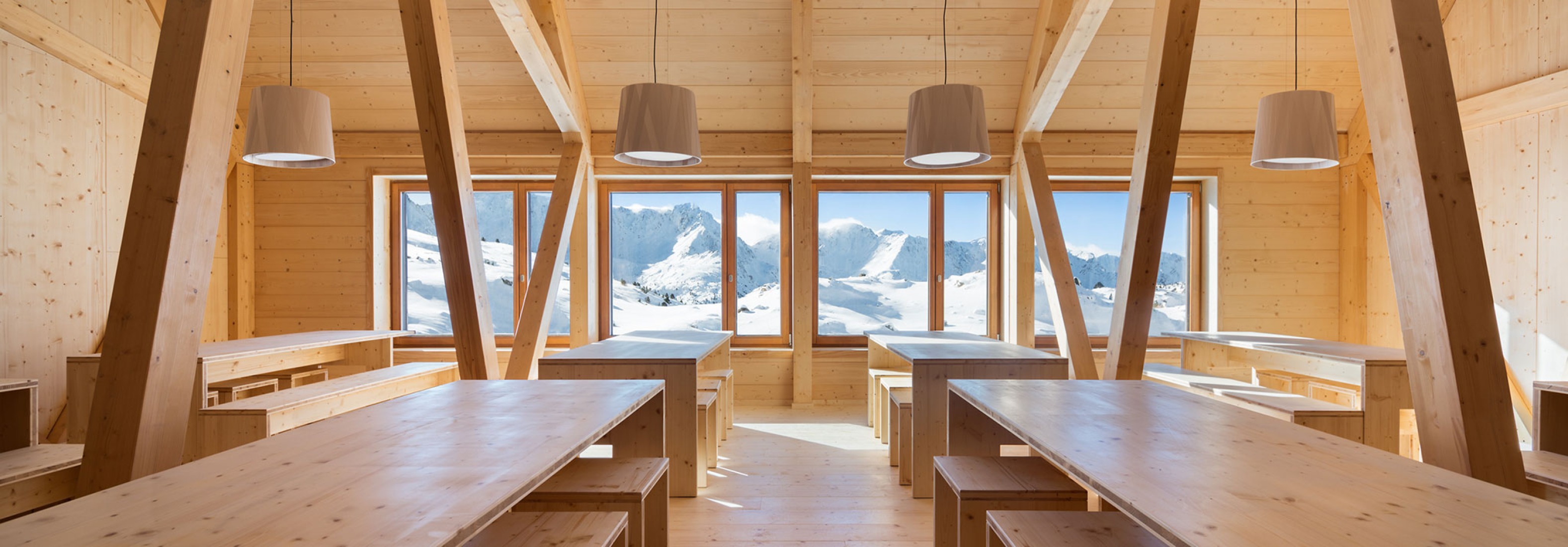 Refugio de l’Illa por Altura arquitectes. Fotografía por Pol Viladoms.