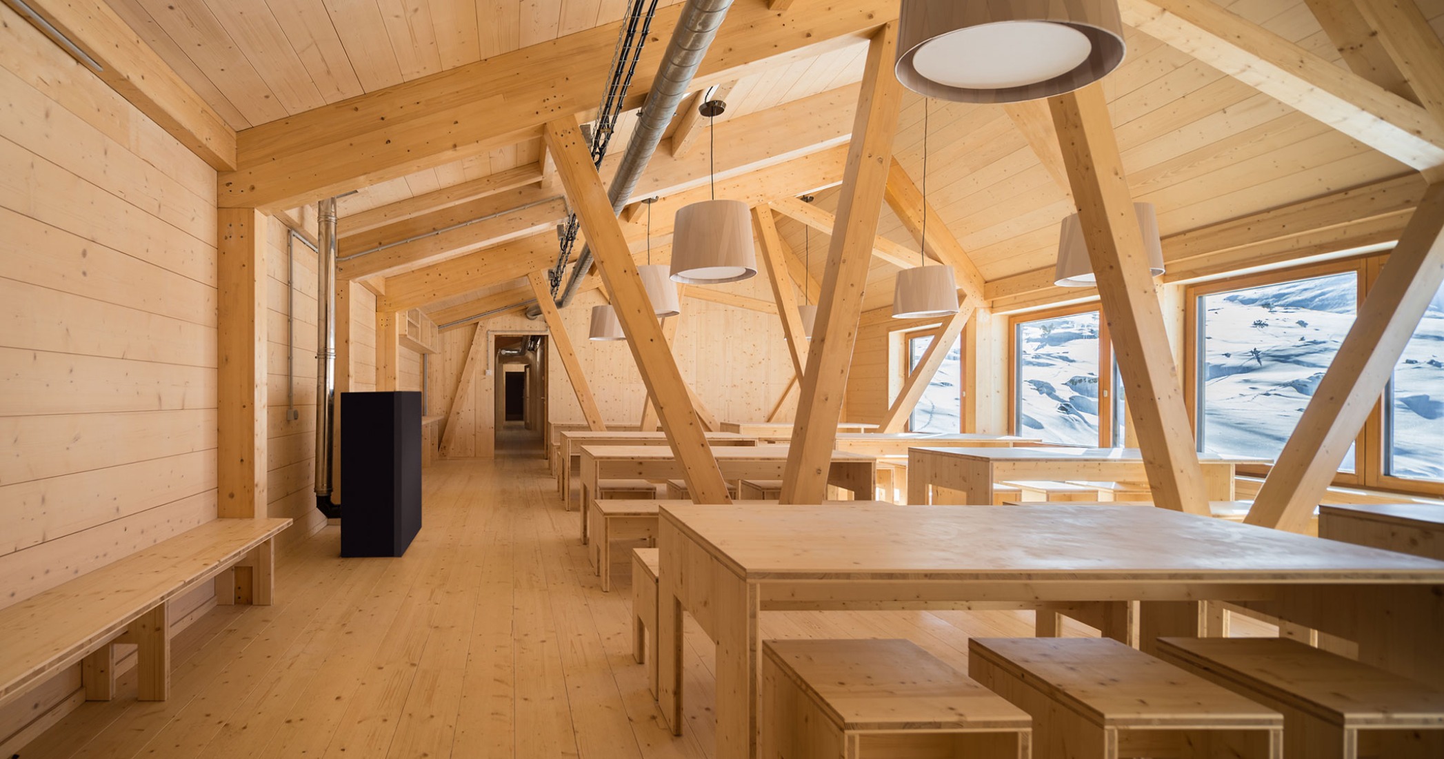 Refugio de l’Illa por Altura arquitectes. Fotografía por Pol Viladoms.