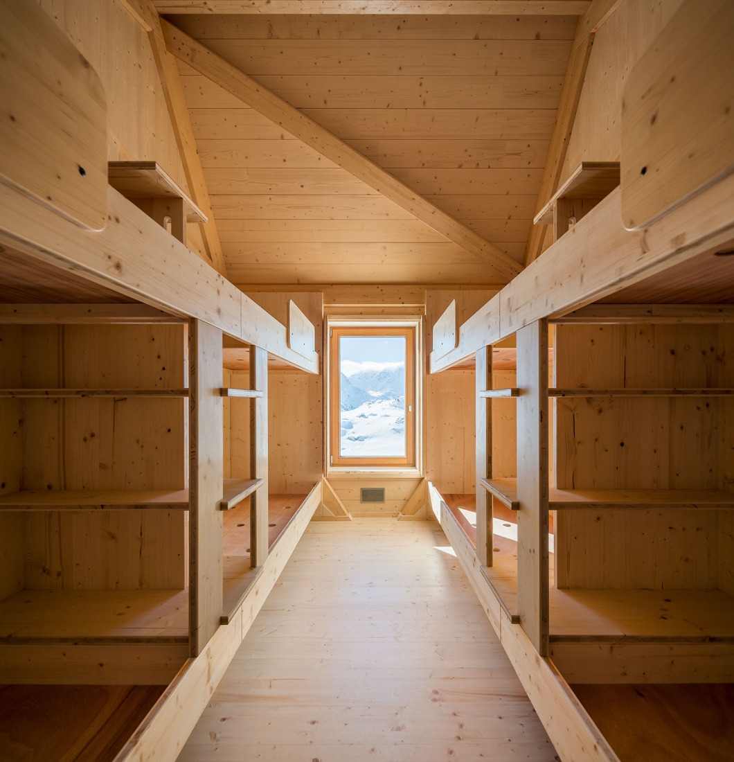 Refugio de l’Illa por Altura arquitectes. Fotografía por Pol Viladoms.