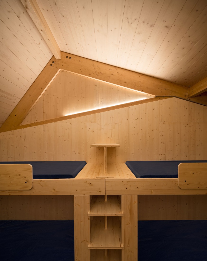 Refugio de l’Illa por Altura arquitectes. Fotografía por Pol Viladoms.