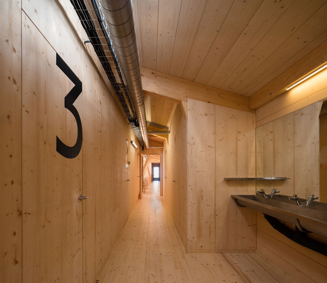 Refugio de l’Illa por Altura arquitectes. Fotografía por Pol Viladoms.