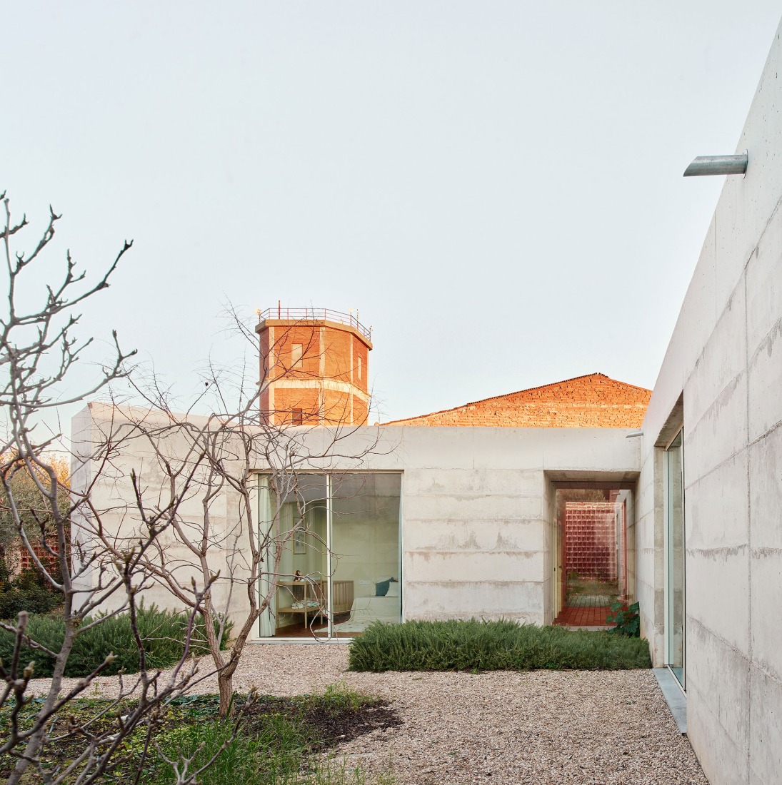 Casa Calera y Chozas por Jorge Vidal. Fotografía por Jose Hevia.