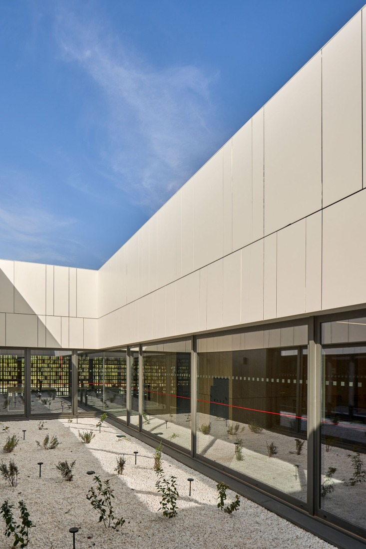 Edificio para ECYL y SEPE por Marcos Rico Arquitectos. Fotografía por Javier Bravo.