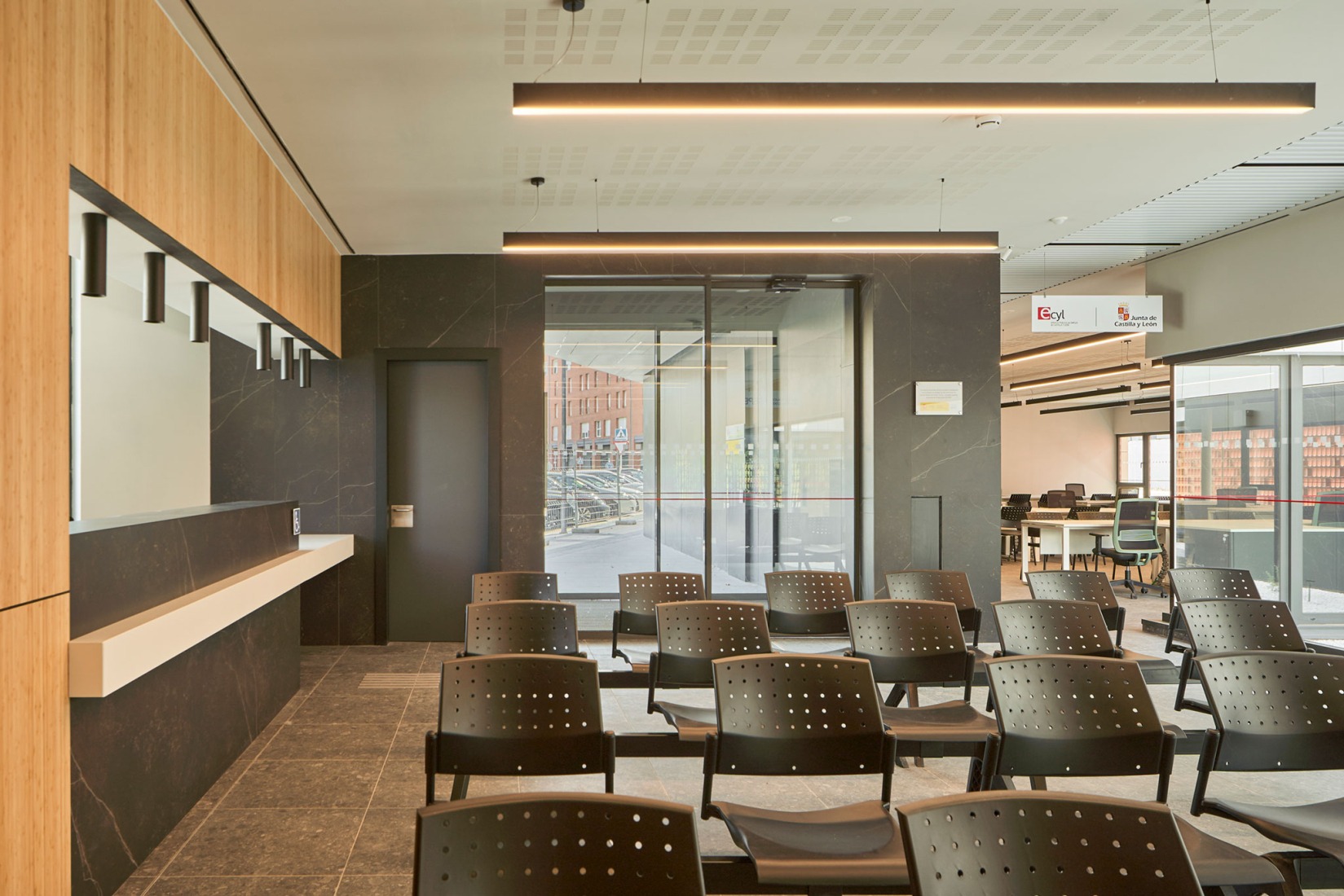 Edificio para ECYL y SEPE por Marcos Rico Arquitectos. Fotografía por Javier Bravo.